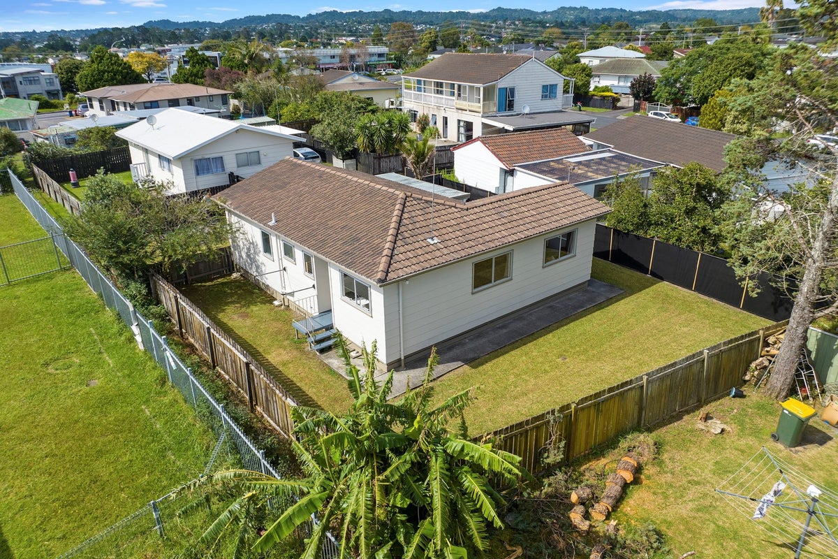 1/3 Silverstone Place, Henderson, Auckland - Carousel 2