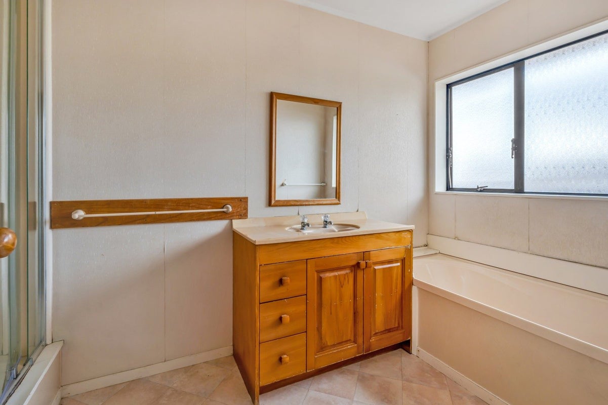 3/2 Channing Crescent, Botany Downs, Auckland - Carousel 14