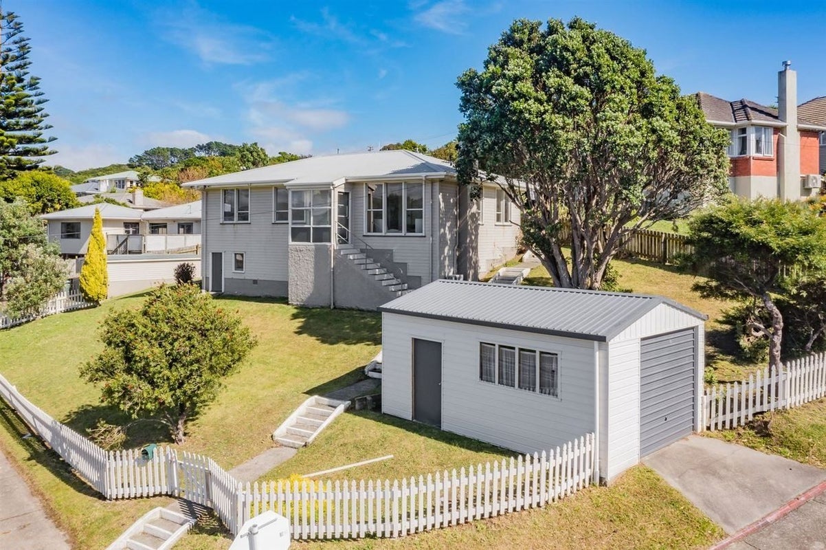 2 Hiwi Crescent, Titahi Bay, Porirua - Carousel 2