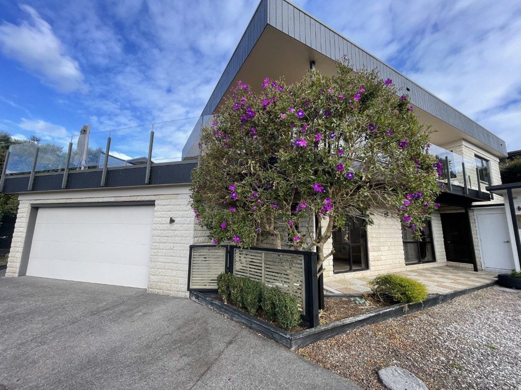 8A Taumata Road, Castor Bay, Auckland - Carousel 2