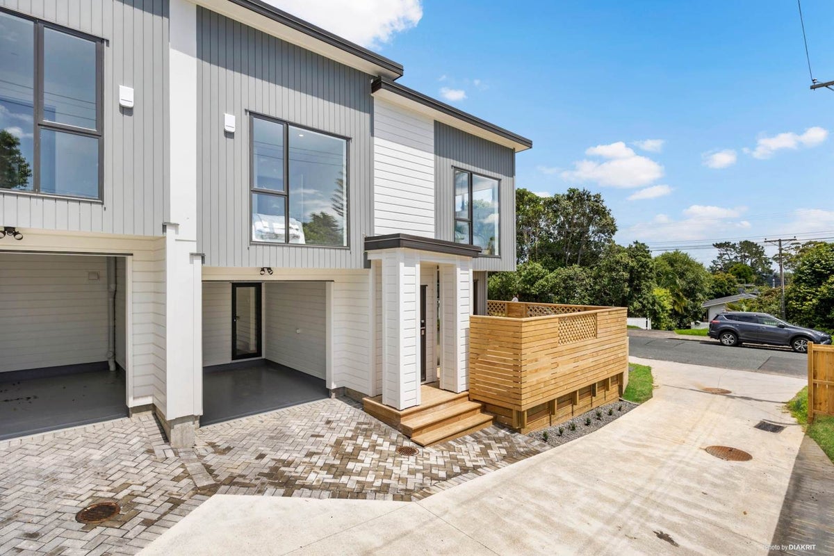 8A Neptune Avenue, Beach Haven, Auckland - Carousel 1