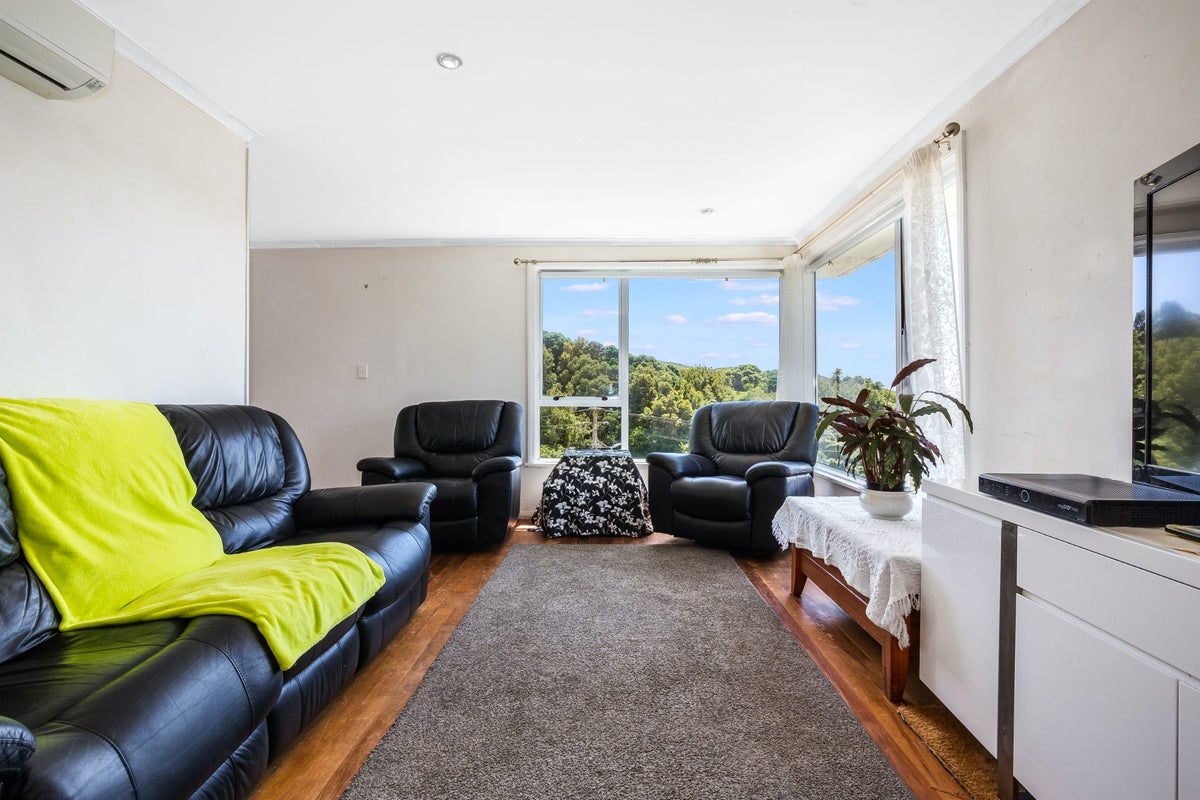 11 Ngahue Crescent, Elsdon, Porirua - Carousel 2