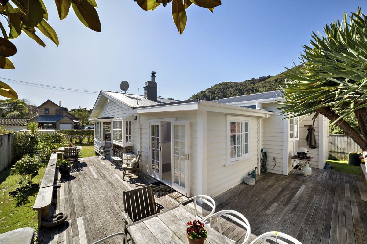17 Karamu Street, Eastbourne, Lower Hutt - Carousel 1