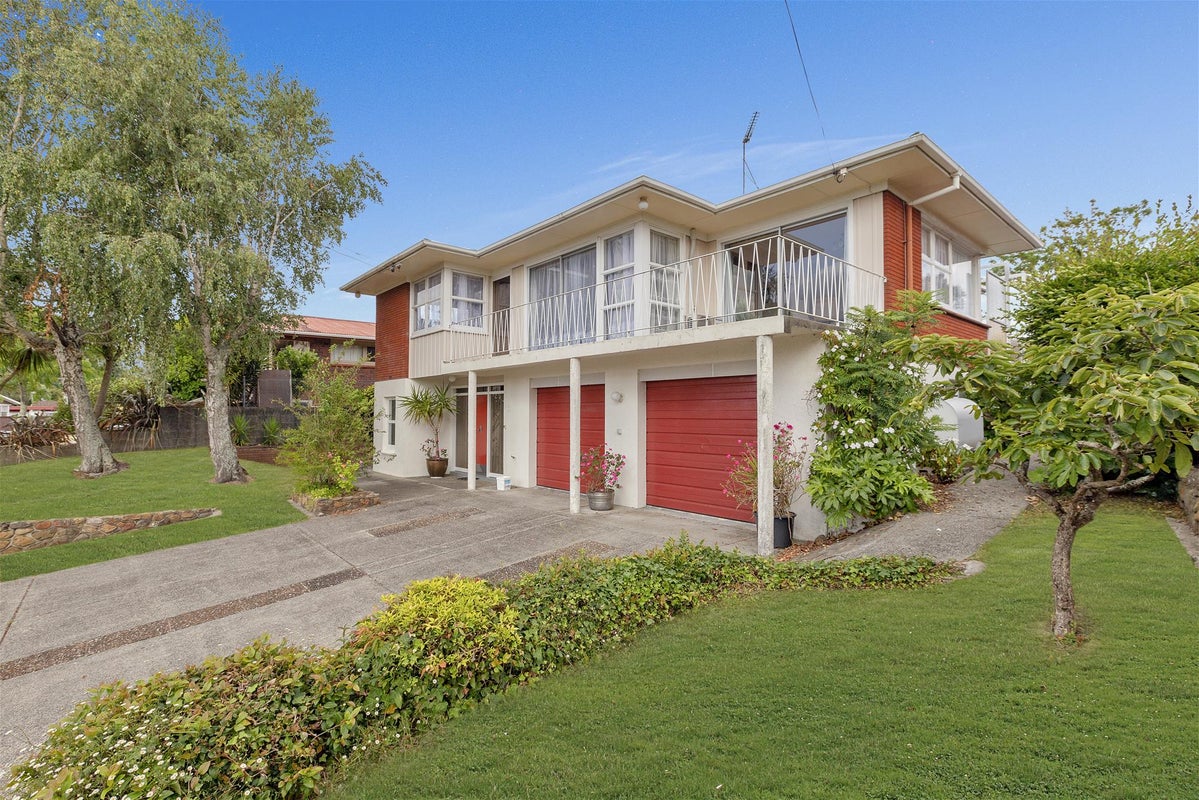 17 Garden Heights Avenue, Glenview, Hamilton - Carousel 1