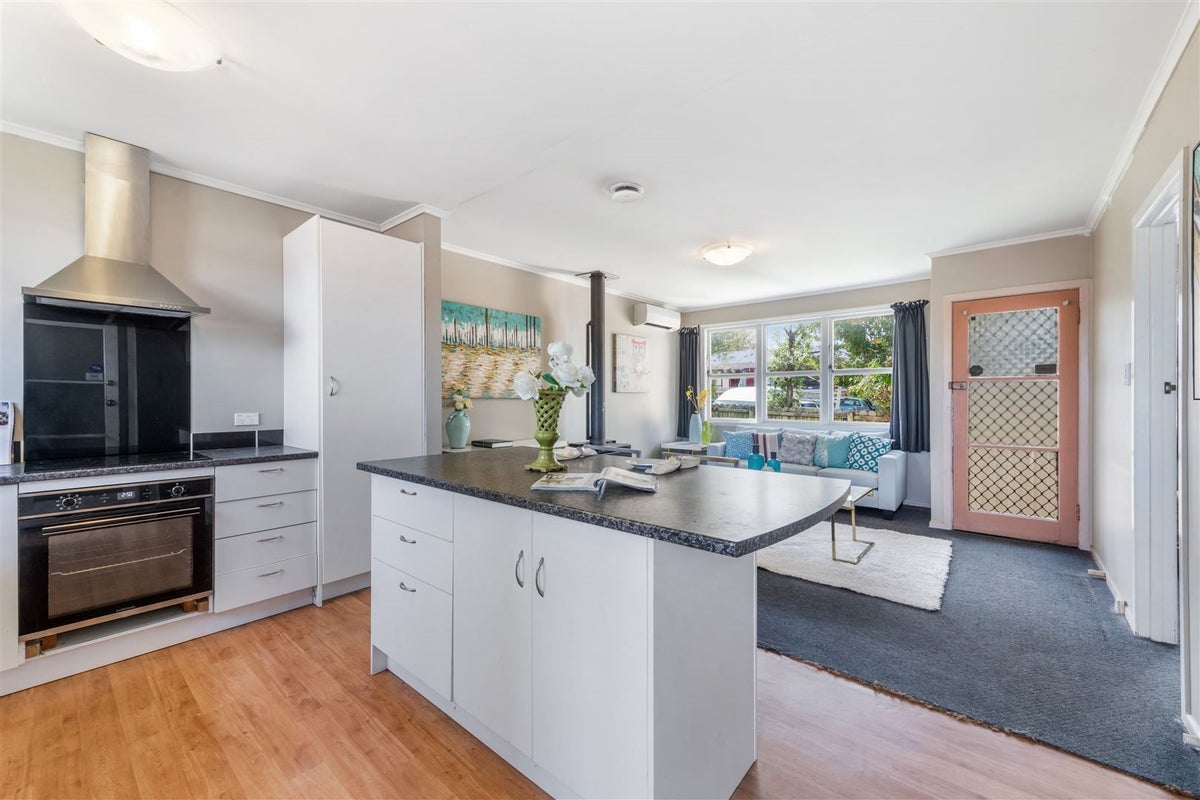 3/3 Buscomb Avenue, Henderson, Auckland - Carousel 2