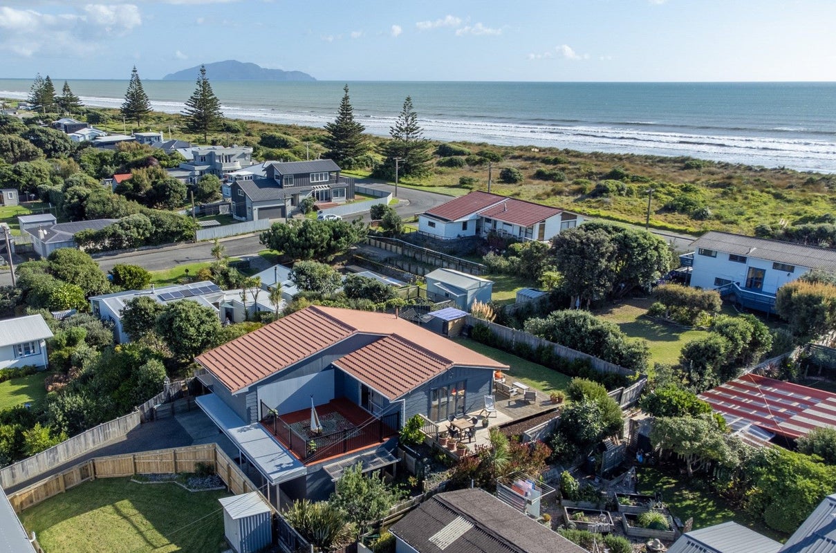 17 Moana Street, Otaki Beach, Otaki - Carousel 1