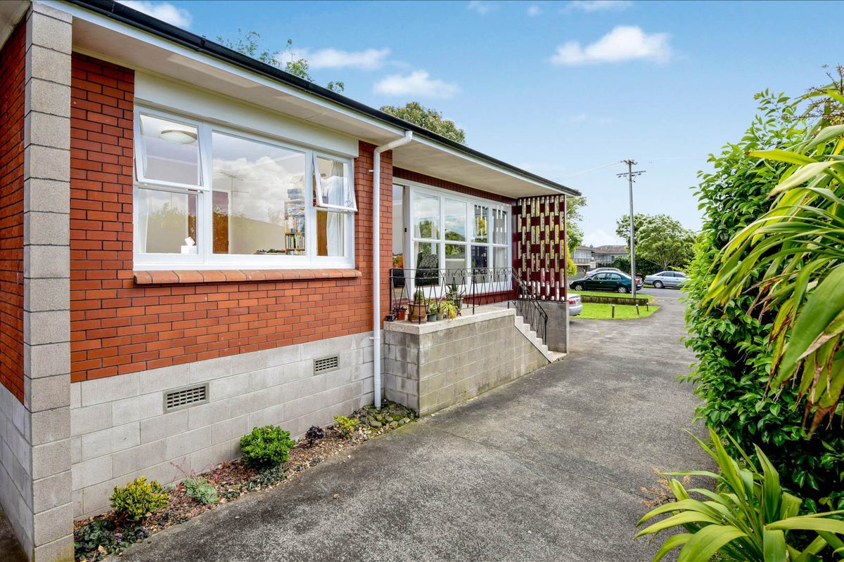 1/8 Tawera Road, Greenlane, Auckland - Carousel 2