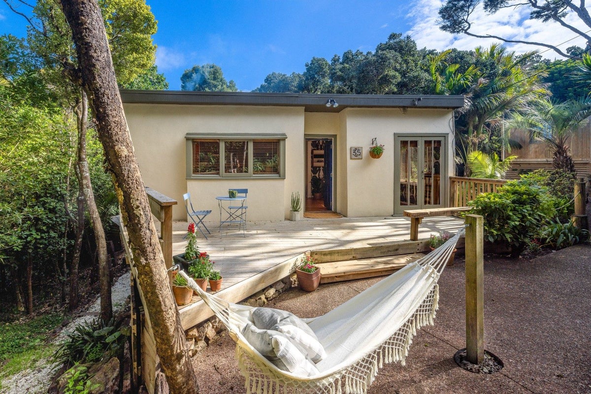 35 Hekerua Road, Oneroa, Waiheke Island - Carousel 2