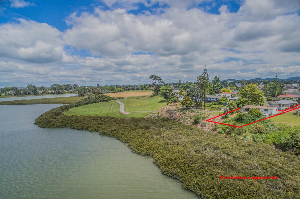 2/80 Cobham Crescent, Kelston, Auckland - Carousel 1