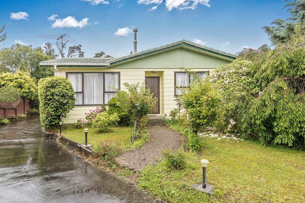 6 Wyoming Grove, Totara Park, Upper Hutt - Carousel 1