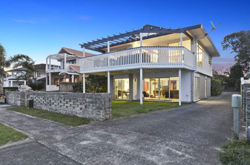 28 The Esplanade, Eastern Beach, Auckland - Carousel 1