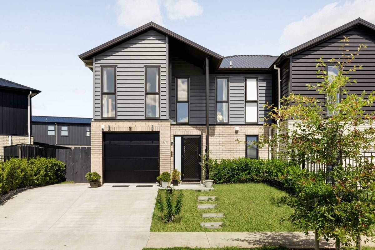 2/2 Mila Paige Close, Glenview, Hamilton - Carousel 1