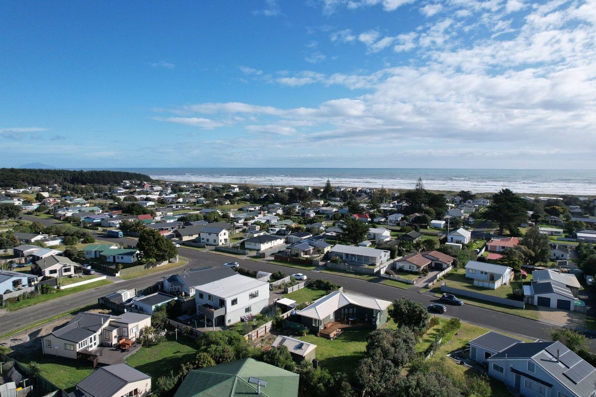 64 Kahukura Avenue, Waitarere Beach, Levin - Carousel 2