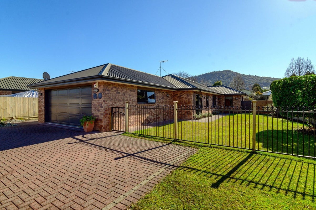 10 Heaphy Place, Pukehangi, Rotorua - Carousel 1