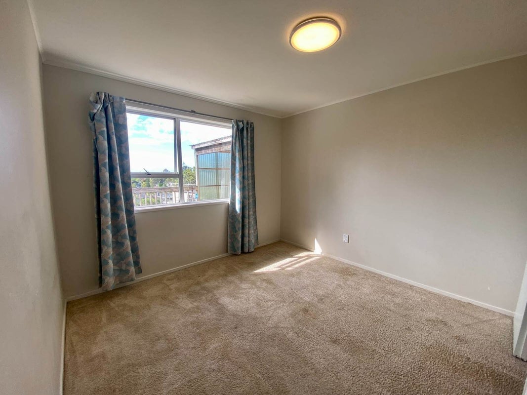 4 Kama Place, Sunnynook, Auckland - Carousel 12