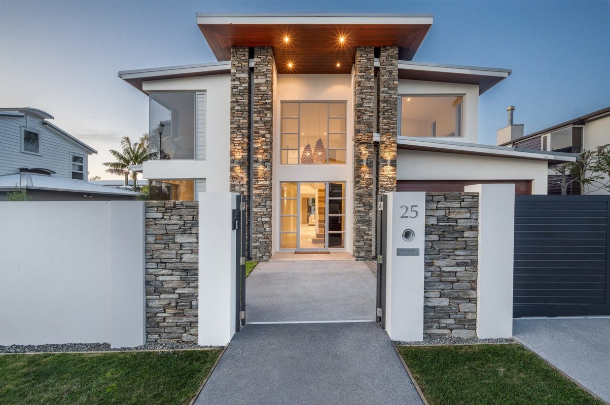25 Compass Way, HALF MOON BAY, AUCKLAND - Carousel 1