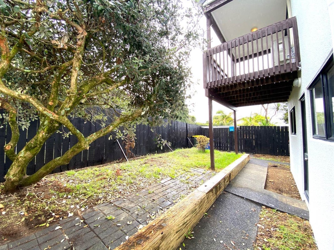 2/14 Wernham Place, Northcote, Auckland - Carousel 24