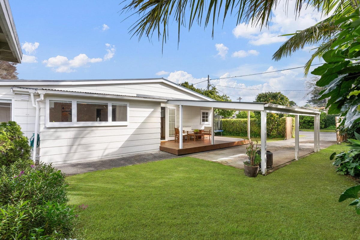17A Knox Road, Swanson, Waitakere City, Auckland - Carousel 1