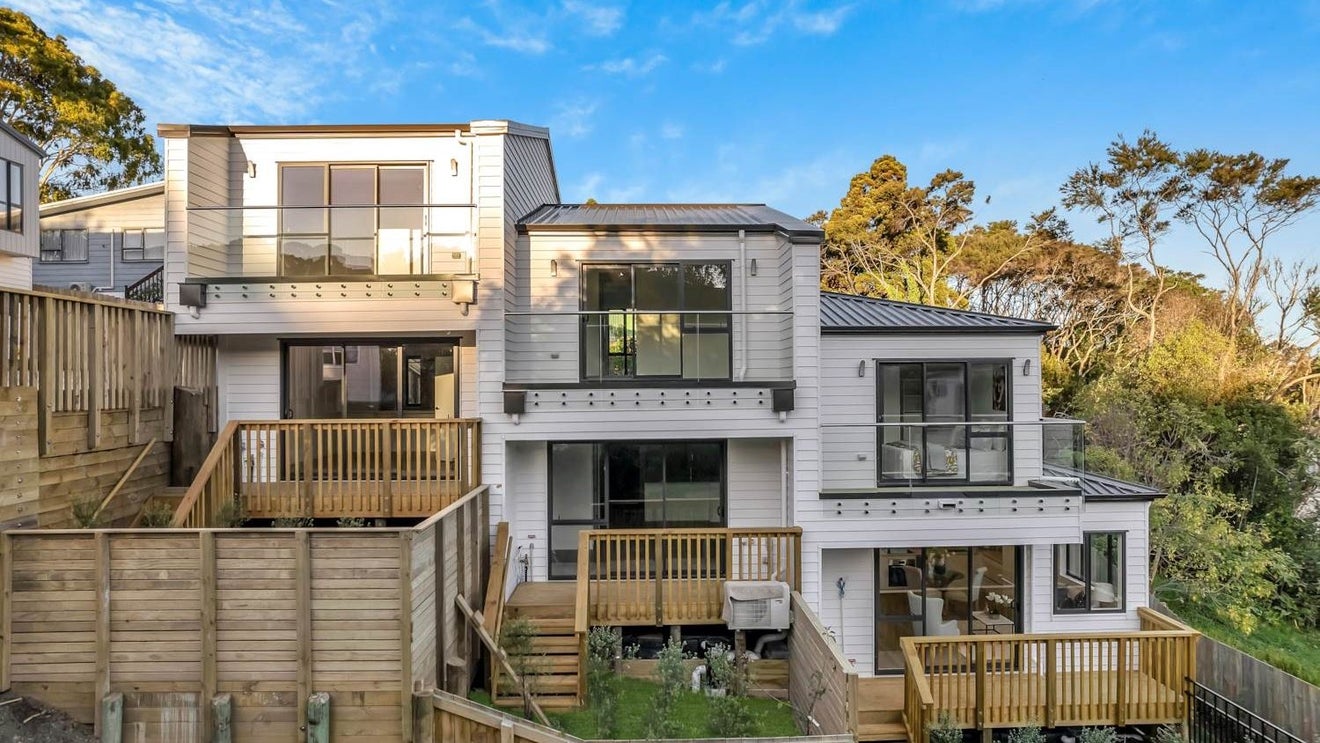 8C Jenanne Place, Totara Vale, Auckland - Carousel 1