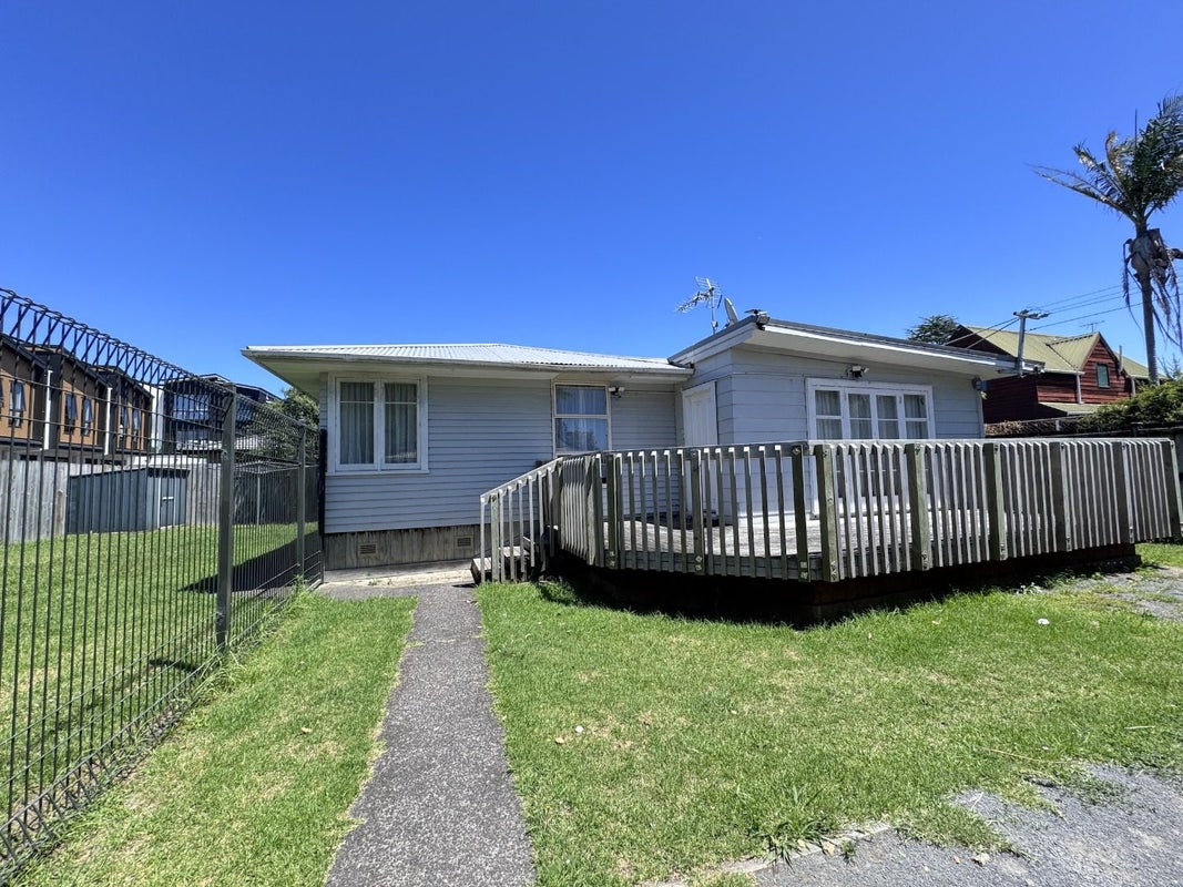52A Swanson Road, Henderson, Auckland - Carousel 1