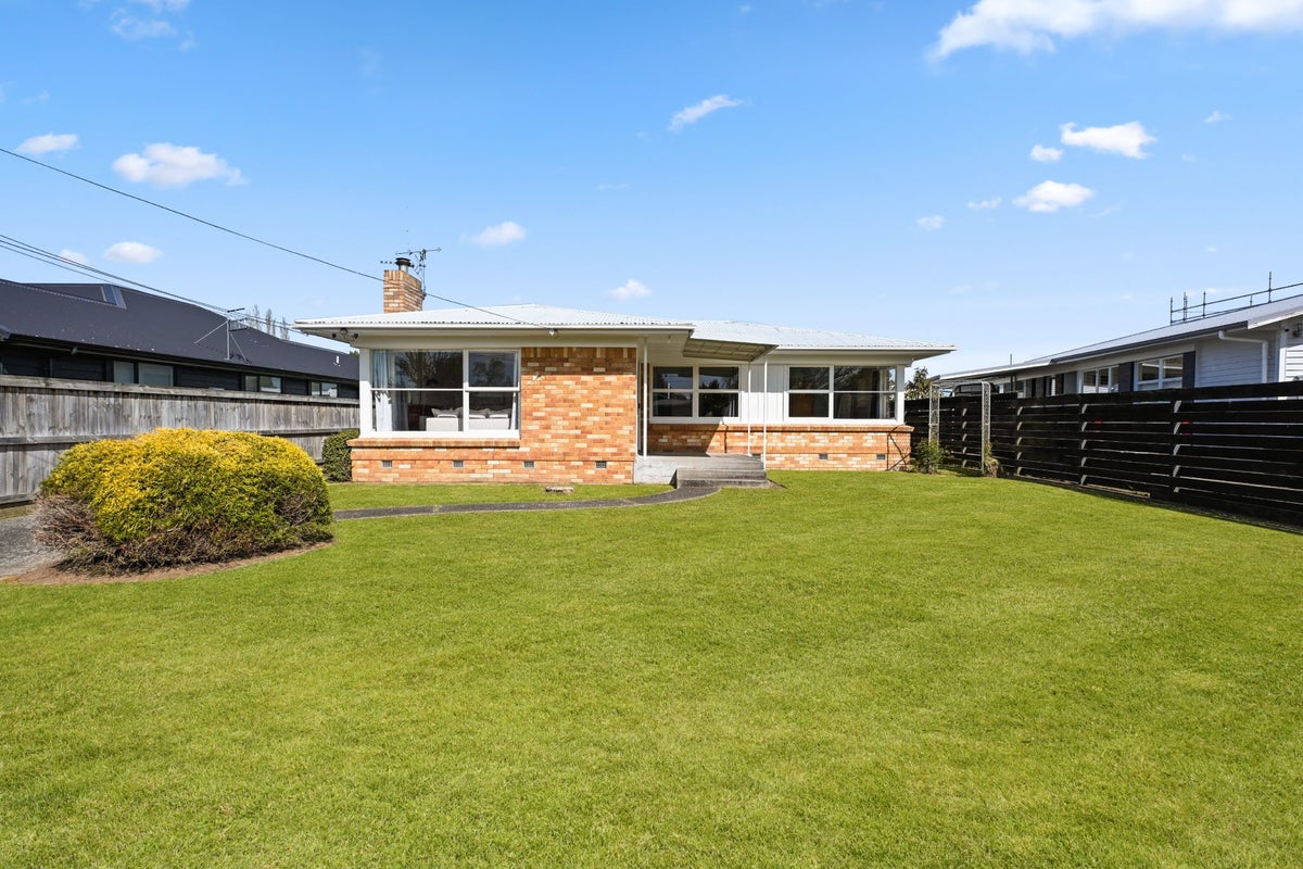 19 Tudor Crescent, Chedworth, Hamilton - Carousel 1
