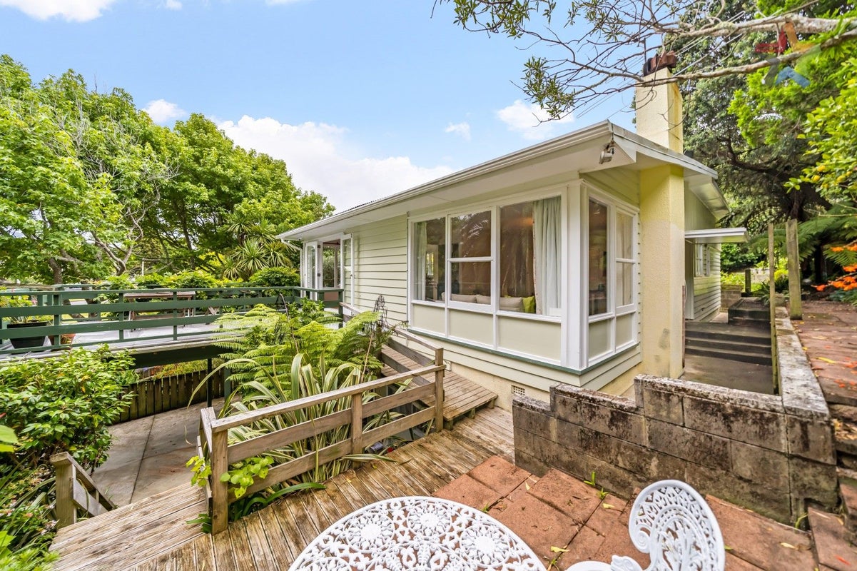 33 Parnell Street, Fairfield, Lower Hutt - Carousel 1