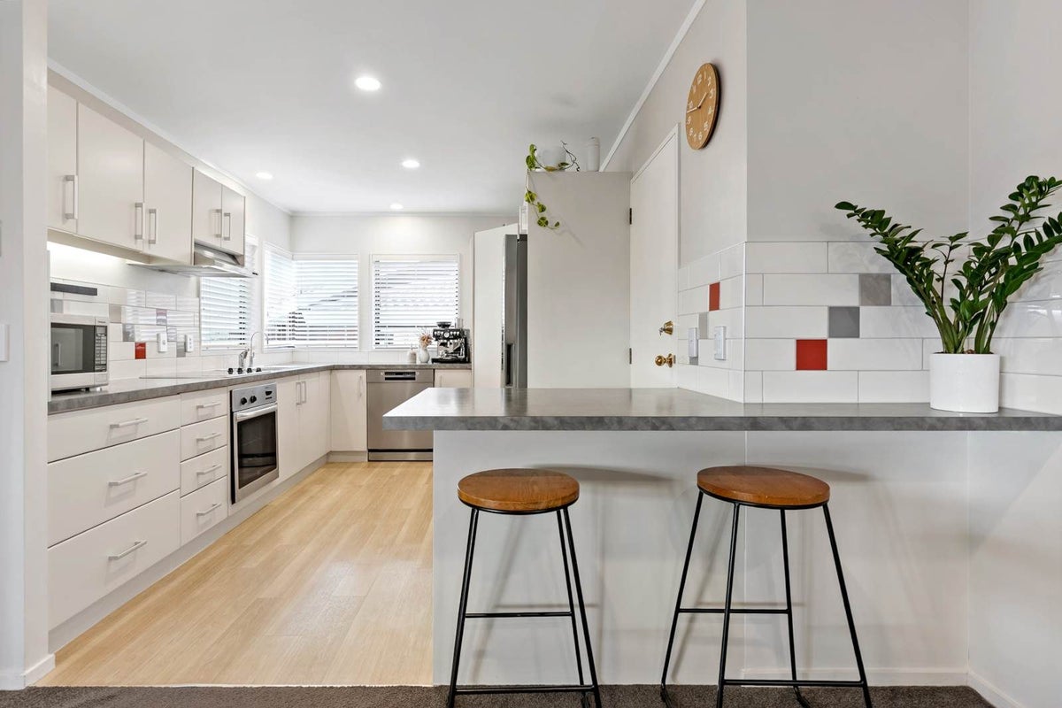 1/6 Carl Place, Unsworth Heights, Auckland - Carousel 2