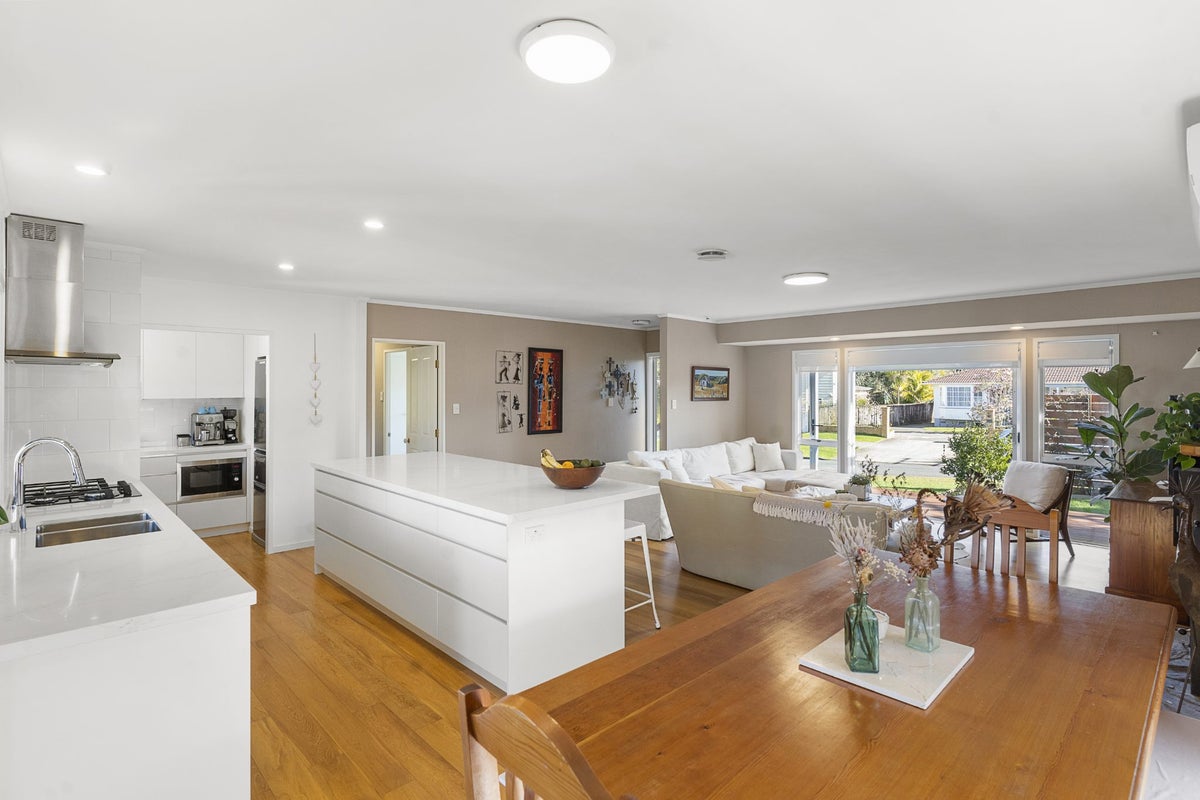 15 Sunkist Bay Road, Beachlands, Auckland - Carousel 1
