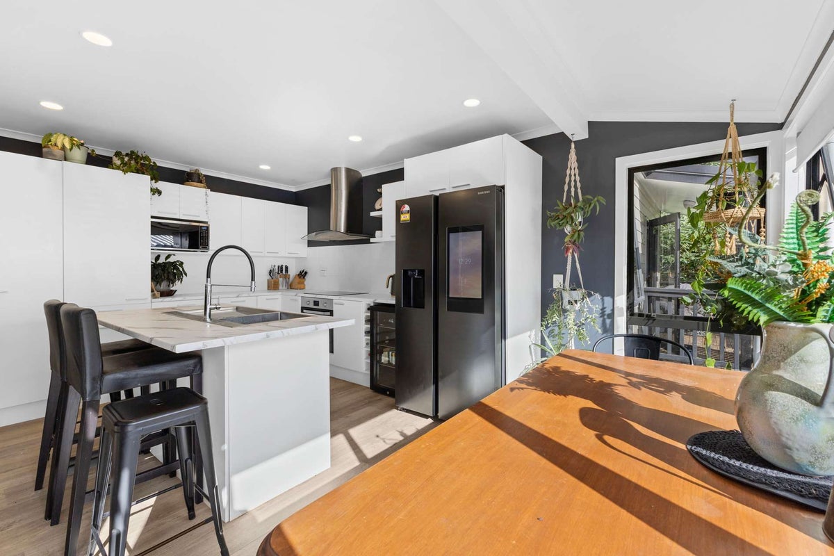7 Waterloo Place, Westown, New Plymouth - Carousel 1