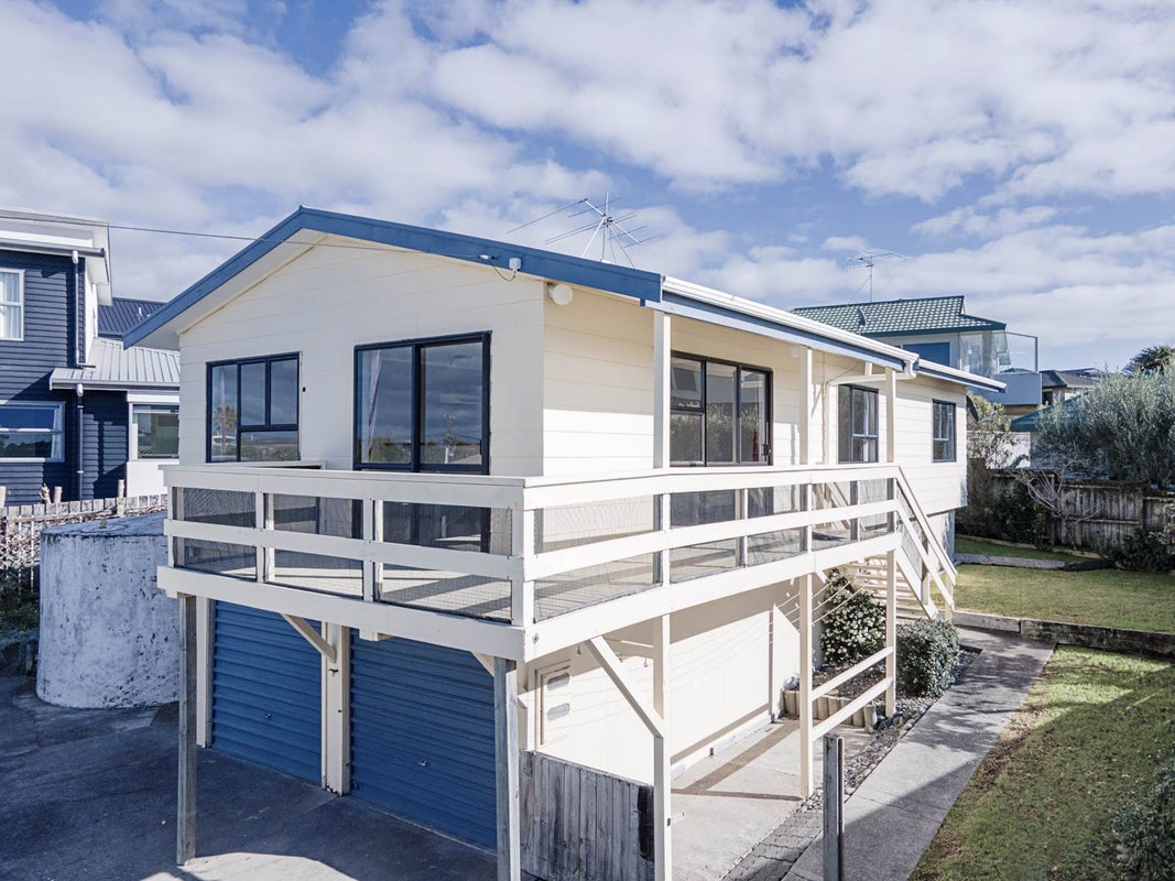 6 Ladies Mile, Manly, Whangaparaoa - Carousel 1