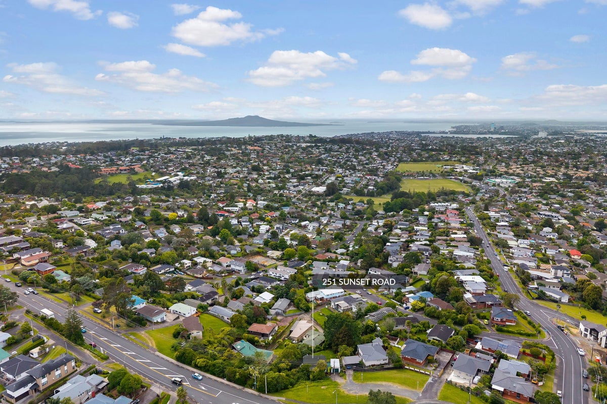 251 Sunset Road, Sunnynook, Auckland - Carousel 21