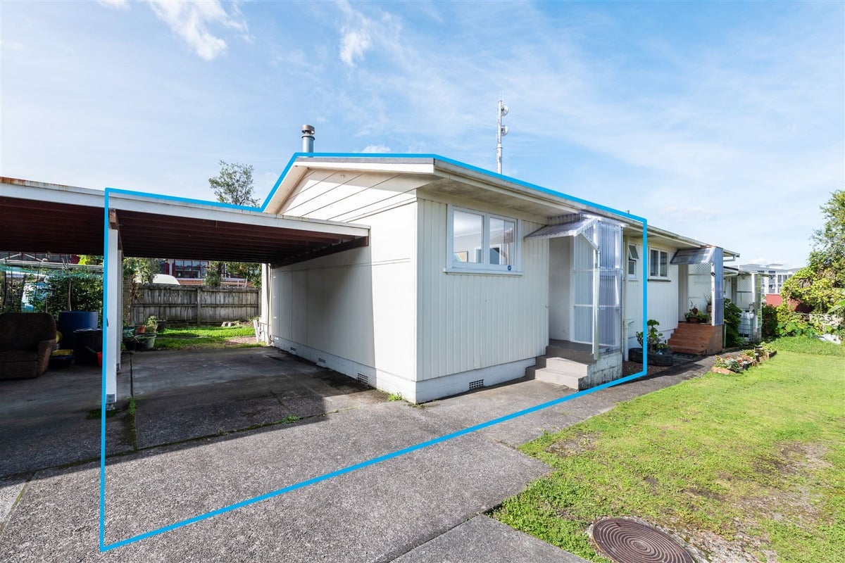 3/3 Buscomb Avenue, Henderson, Auckland - Carousel 1