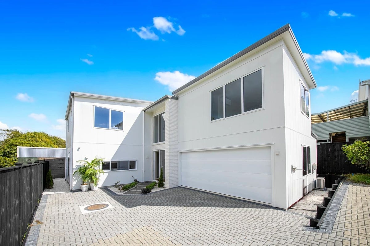 2A Hawea Road, Point Chevalier, Auckland - Carousel 2
