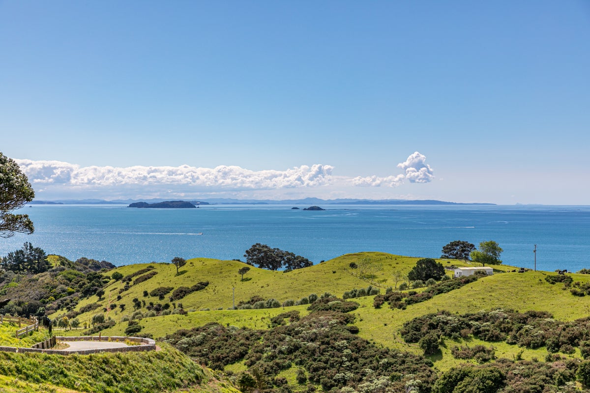 3 Tipa Road, Ostend, Waiheke Island - Carousel 1