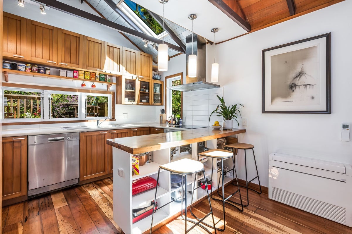 21 Ferry Road, Days Bay, Lower Hutt - Carousel 1