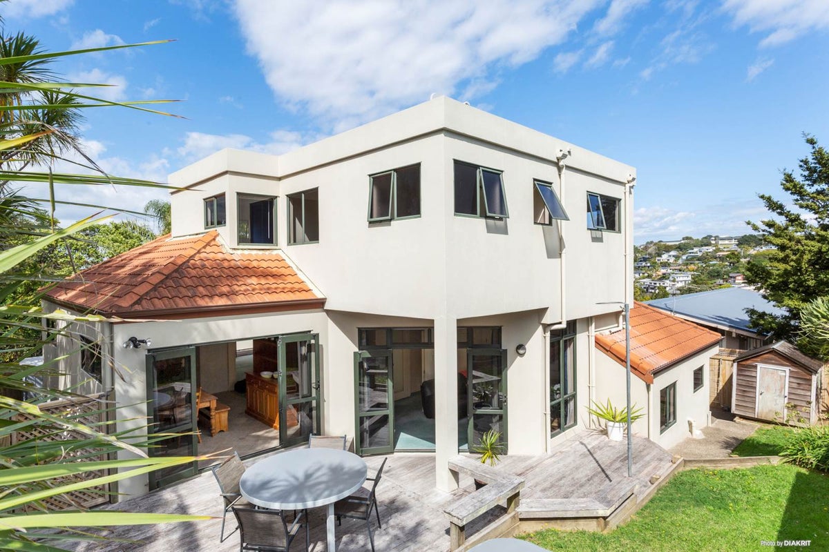 2/529 Beach Road, Murrays Bay, Auckland - Carousel 2
