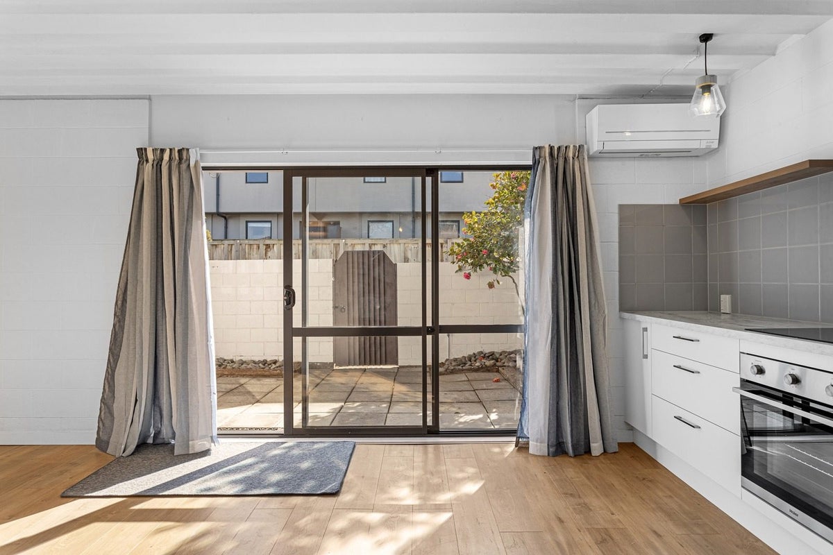 2/25 Winchester Street, Merivale, Christchurch - Carousel 2