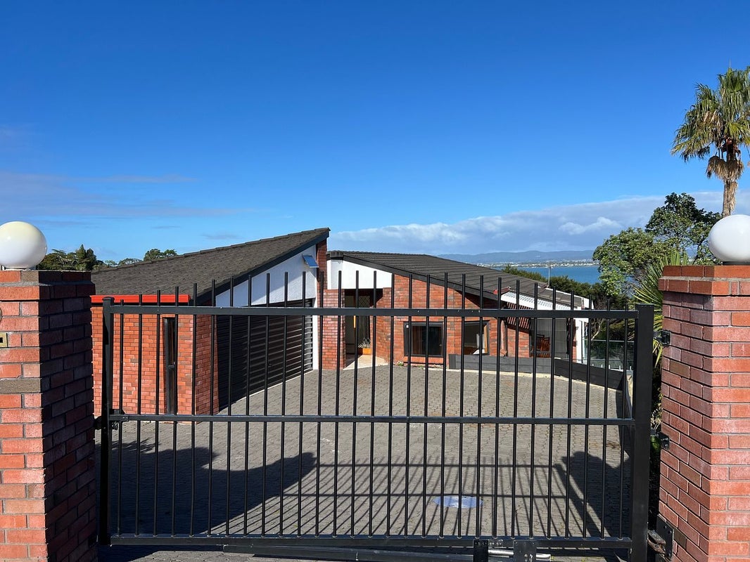 9 Poaka Place, Beach Haven, Auckland - Carousel 1