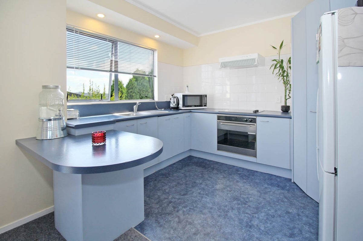 2/10 Lowburn Place, Clover Park, Auckland - Carousel 2