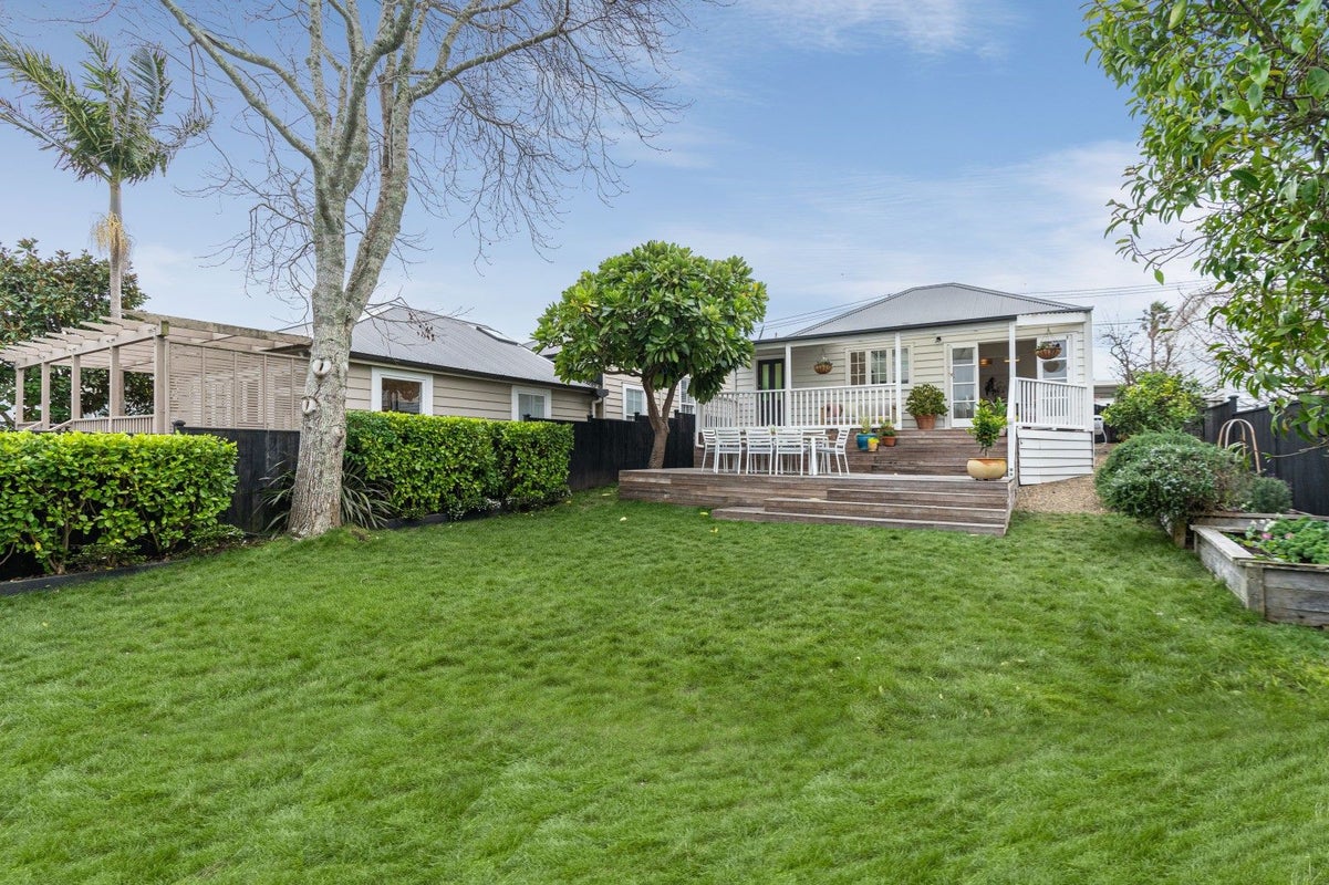 15 Kiwi Road, Stanley Point, Auckland - Carousel 2