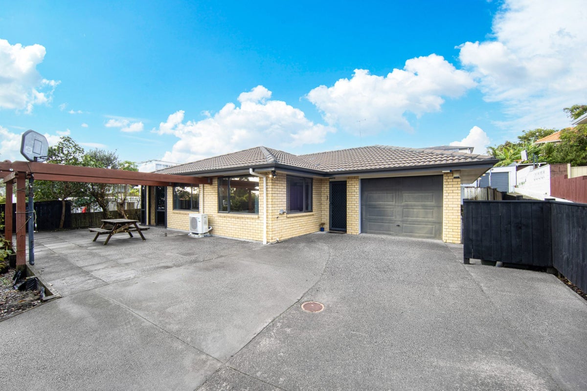 27A Exminster Street, Blockhouse Bay, Auckland - Carousel 1