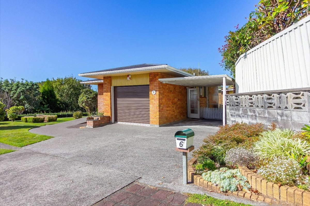 6 Leatham Avenue, Strandon, New Plymouth - Carousel 2