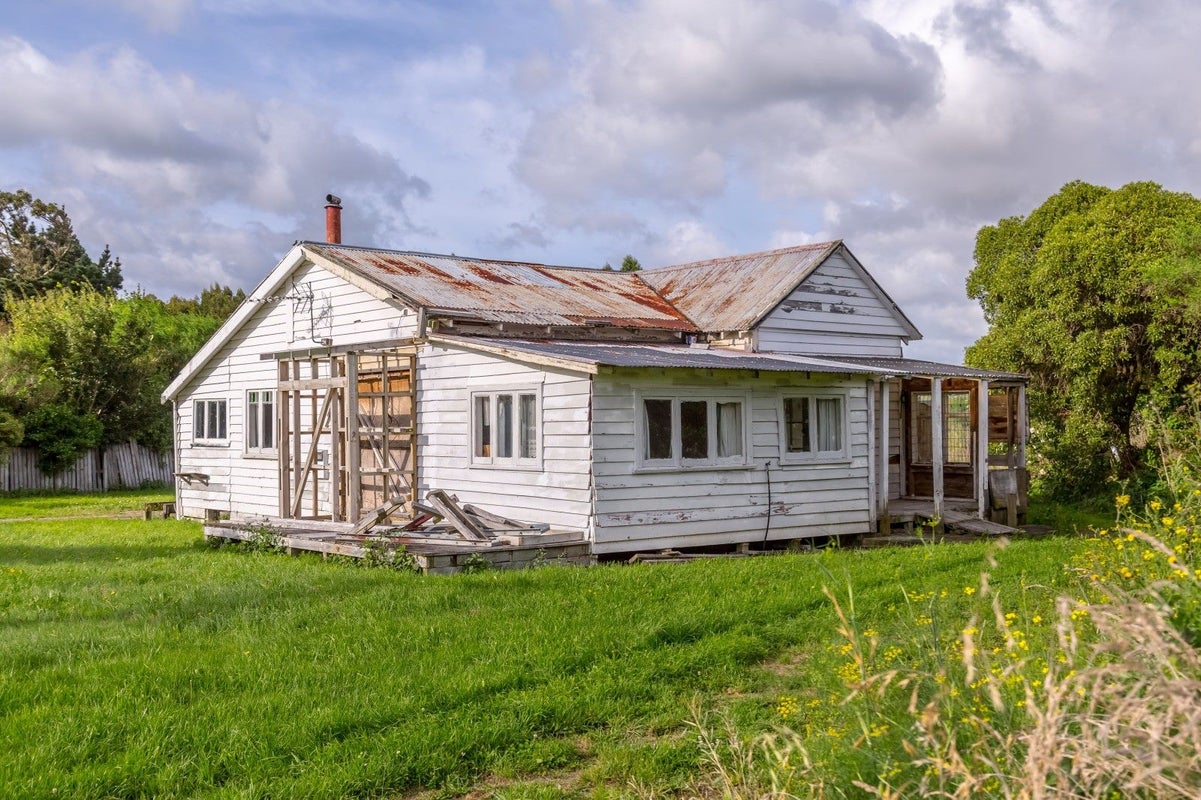 66 Woodward Street East, Featherston - Carousel 2