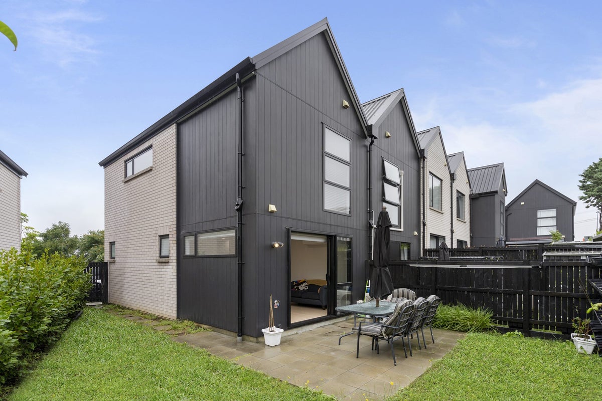 12 Wharara Lane, Massey, Auckland - Carousel 1
