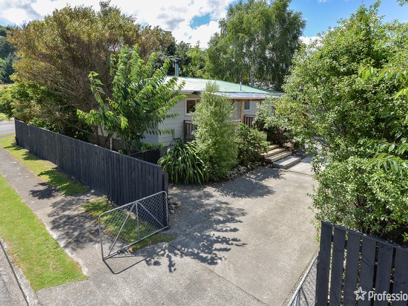 16 Churchill Crescent, Featherston - Carousel 1
