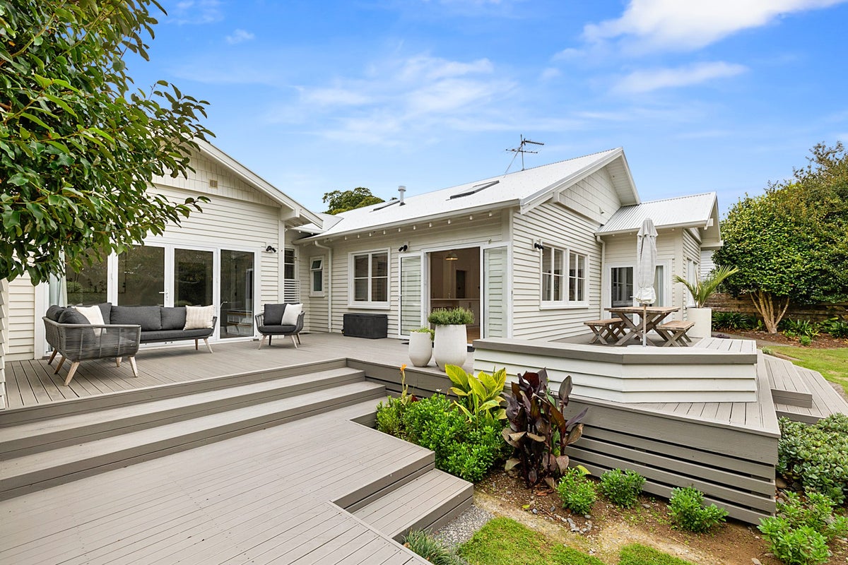 66 Paynters Avenue, Strandon, New Plymouth - Carousel 1