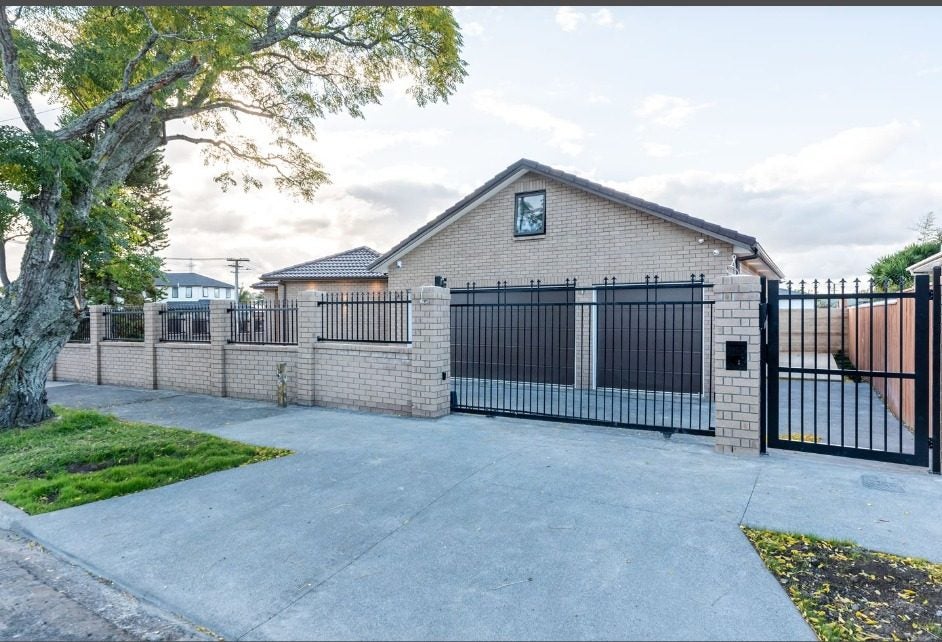 1 Meredith Street, Blockhouse Bay, Auckland - Carousel 1