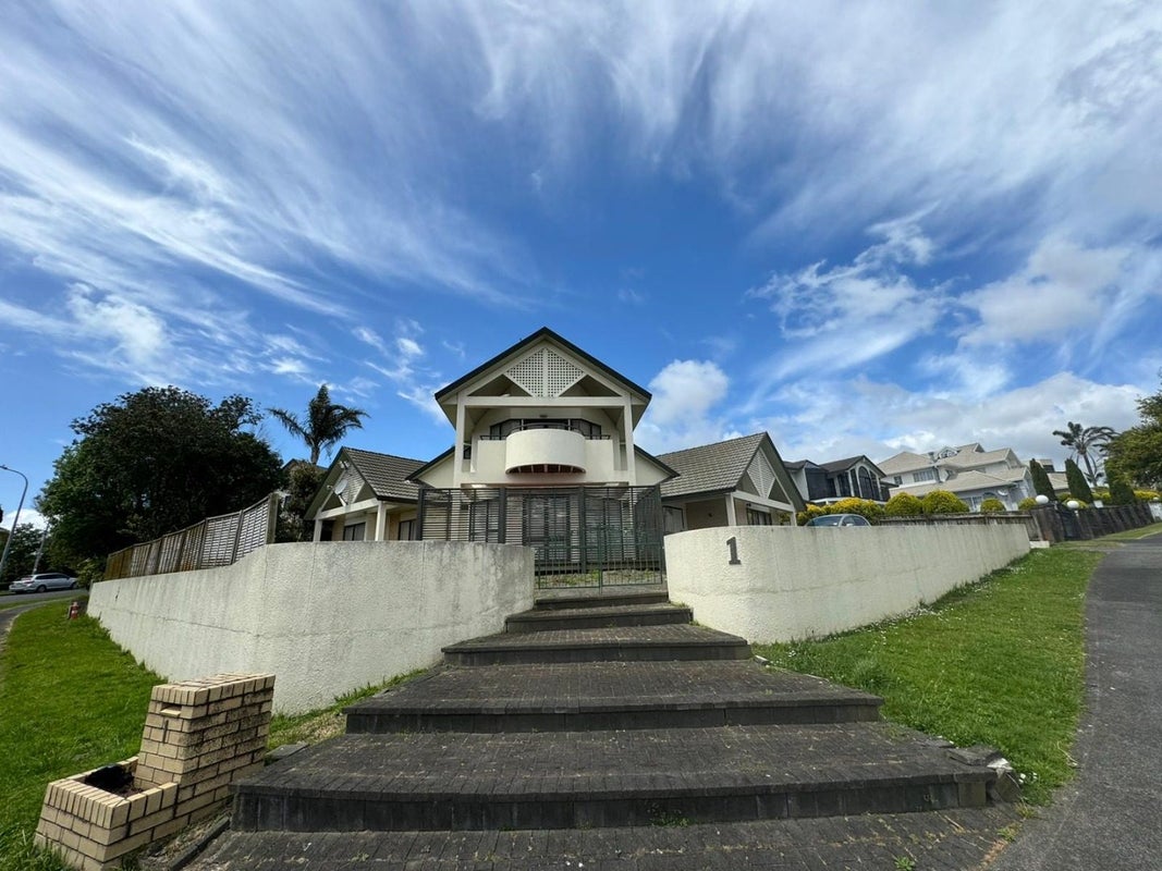 1 Capistrano Mews, Goodwood Heights, Auckland - Carousel 2