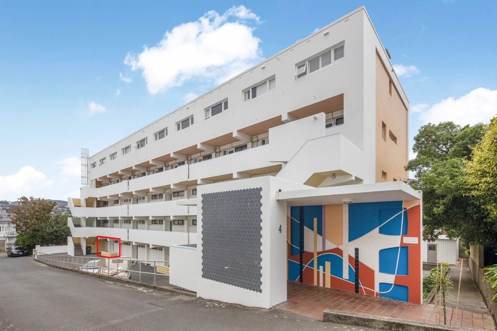 1/4 Claremont Grove, Mount Victoria, Wellington - Carousel 17