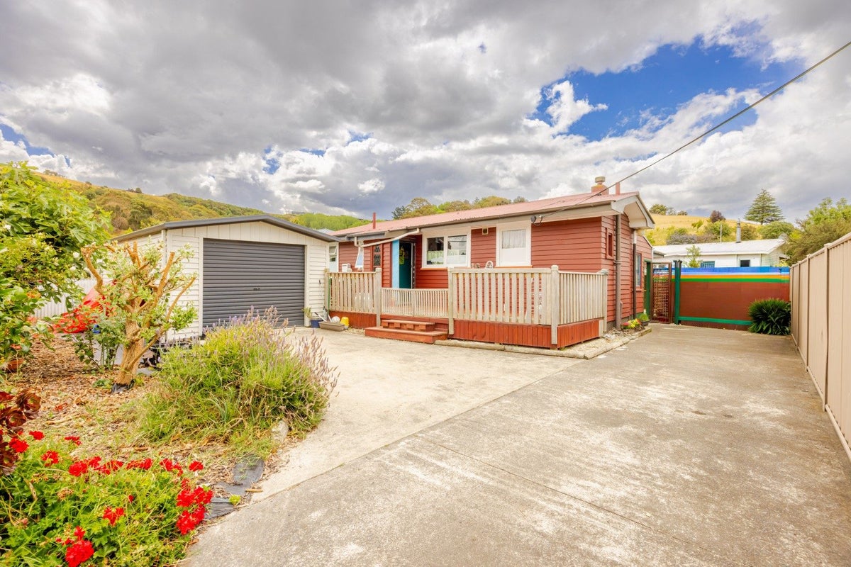 13 Golding Road, Taradale, Napier - Carousel 1